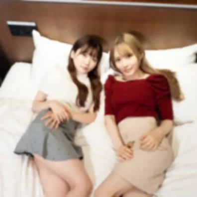 がデカチンポを懇して3Pファック。友人の前でイチャつくミニマム至高の逆3Pハーレム。鬼ピストンにまんこを突かれてる友人を眺める清楚**。 (4012695)