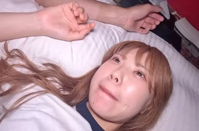 宝級、えくぼが可愛い正真正銘18才。 よく見たら泣きそうな顔、見てみぬふりしてバックで中出しフィニッシュ
(HD1080P) (fc3779166)