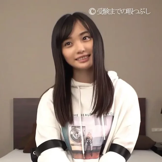 に撮影　自前の制服に着替えてもらい生で挿入、未処理の陰毛を恥ずかしがる表情を横目に大量射精。
(HD720P) (fc3844469)