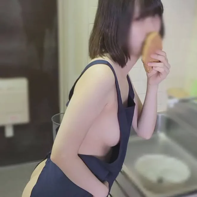 【9-30まで】たいやき屋でバイトしてる地味可愛い色白美巨乳…バイト帰りに裸エプロン
(HD1080P) (fc3852604)