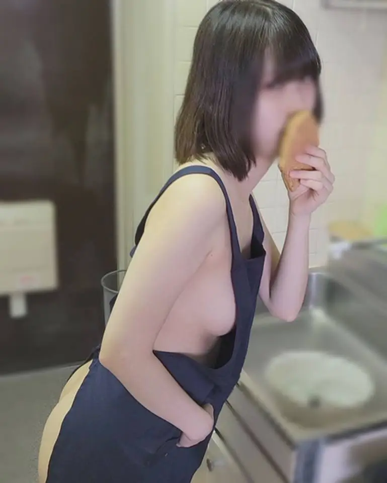 【9-30まで】たいやき屋でバイトしてる地味可愛い色白美巨乳…バイト帰りに裸エプロン
(HD1080P) (fc3852604)