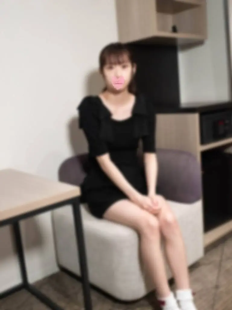 ダー–。メイちゃん顔よりデカい巨根に密着フェラ。剛毛マンコバッコバコ突かれ、跨り孕ませられる濃厚中出し。
(HD1080P) (fc3864120)