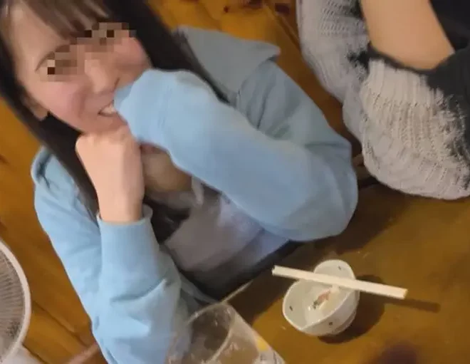 】金銭の助けを求めてきた保育士の小柄若妻。仲良し飲み後、カメラに顔を隠しながら人の一物を生で受け入れる。(HD1080P) (fc4154764)