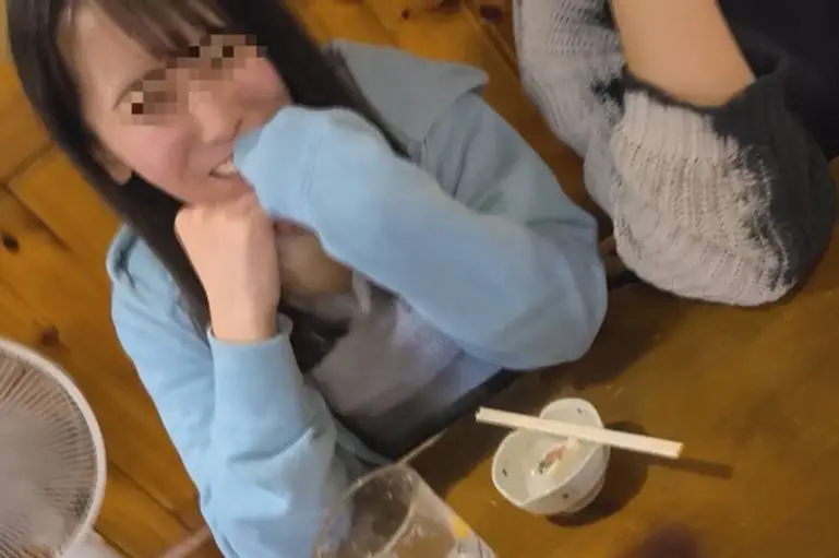 】金銭の助けを求めてきた保育士の小柄若妻。仲良し飲み後、カメラに顔を隠しながら人の一物を生で受け入れる。(HD1080P) (fc4154764)