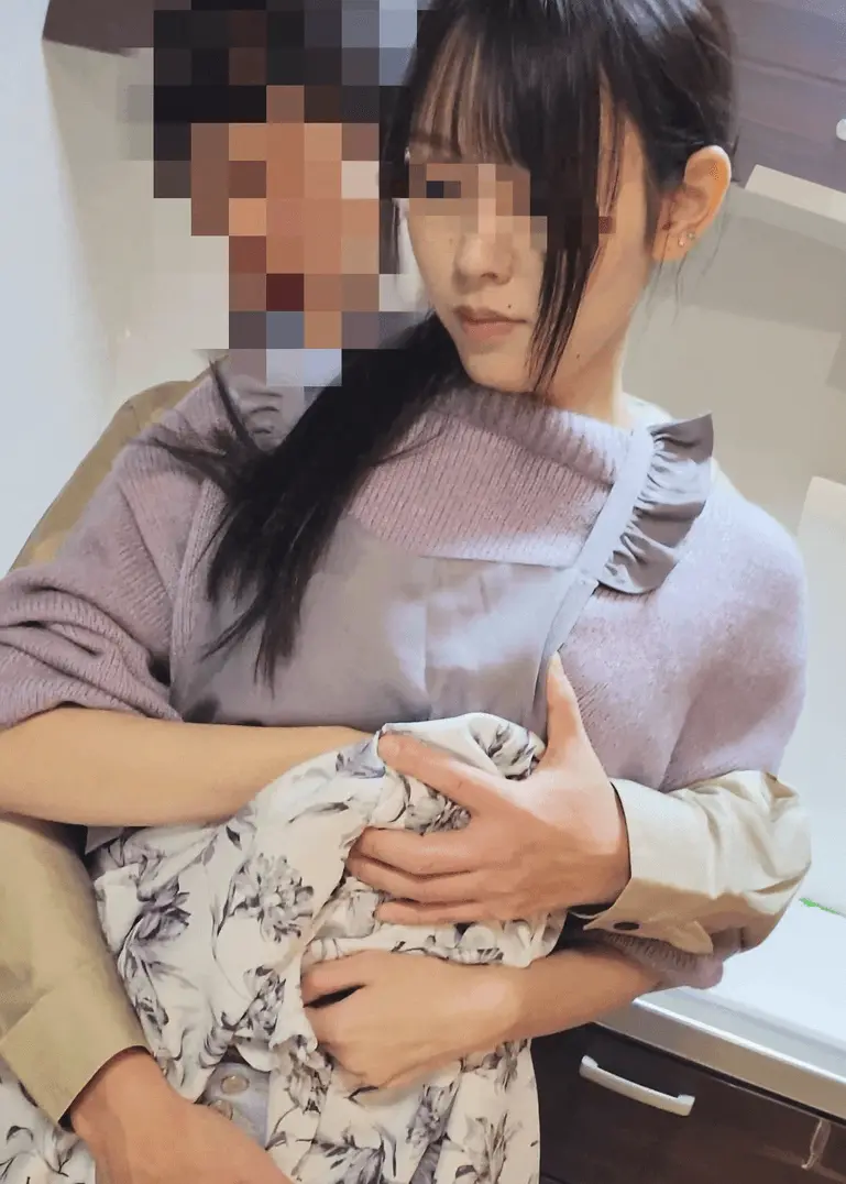 って自宅に侵入。旦那の帰りを無視してキッチンで美脚やデカクリ美マンを執拗に弄り、膣中に濃厚精液を大放出。
(HD1080P) (fc4355615)