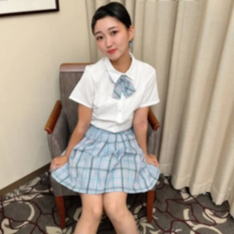 格な制服っこ。思春期で育ち盛りの細身で綺麗なスレンダーな身体、締まりの良いキツマンコからは大量潮吹き。
(HD1080P) (fc4406627)