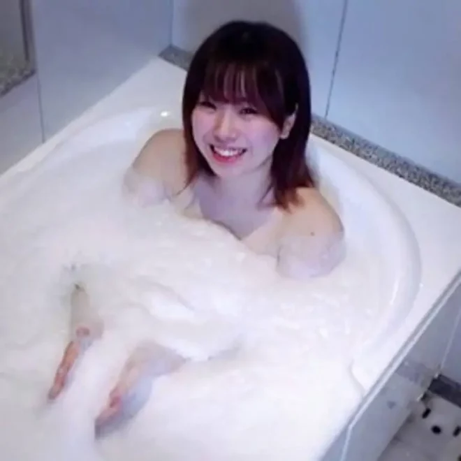 今話題の例の神乳ピアニスト。神乳ピアニストって聞いたら即ボッキ！無避妊オマンコを生でハメまくり人生初の中逝き絶頂！に合計4発射！神乳飛び越えザーメン
(HD1080P) (fc4476355)