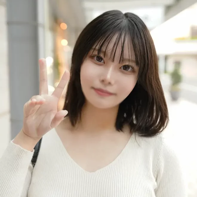 の新卒カワ顔の裏に隠された淫らな本姿。「その巨根で妊娠させて…」大量のザーメンが膣穴の奧から溢れ出す
(HD1080P) (fc4701018)