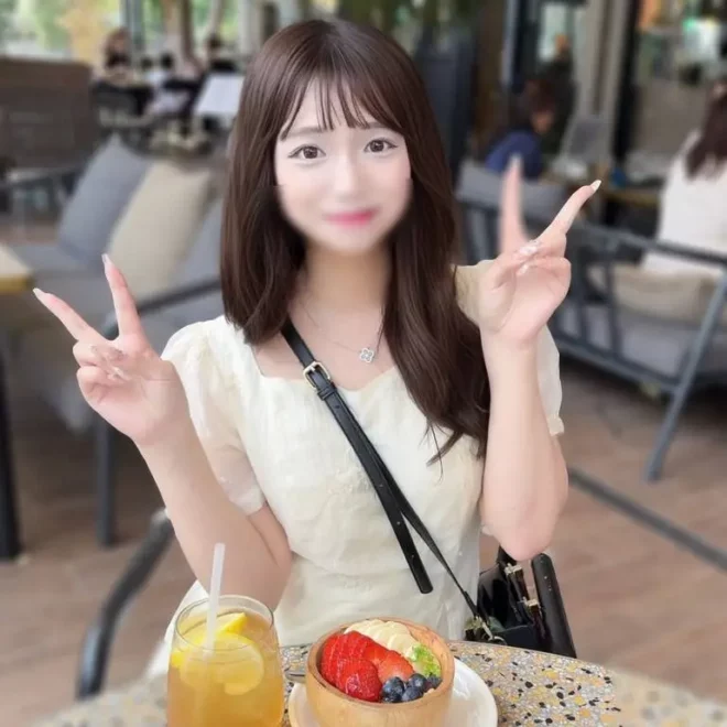 方美容師。緊張しながらもバチボコに突かれ理性崩壊。最後は種付けを懇願し従順オナペットに仕上がる。。。
(HD1080P) (fc4728960)