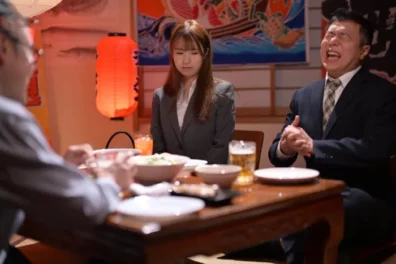 [日本語字幕] 巨PなOLが現場で上司に支配される刺激的な瞬間を経験