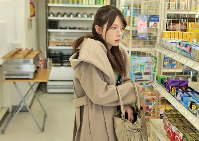 [日本語字幕] 詐欺師の巨乳人妻が店長に強制的に懲罰され、店内で中出しを強いられる生配信映像