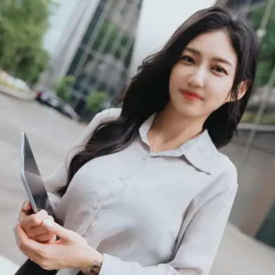 真面目な姿が黒巨根見たら即一変。退社から出社まで激しいピストンで絶頂に達し、潮吹きまくり。
(HD1080P) (FC2 PPV 4804842)