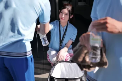 お見合い相手の前にいるボディプロポーション抜群の美女、ラブシーンで積極的に交流する