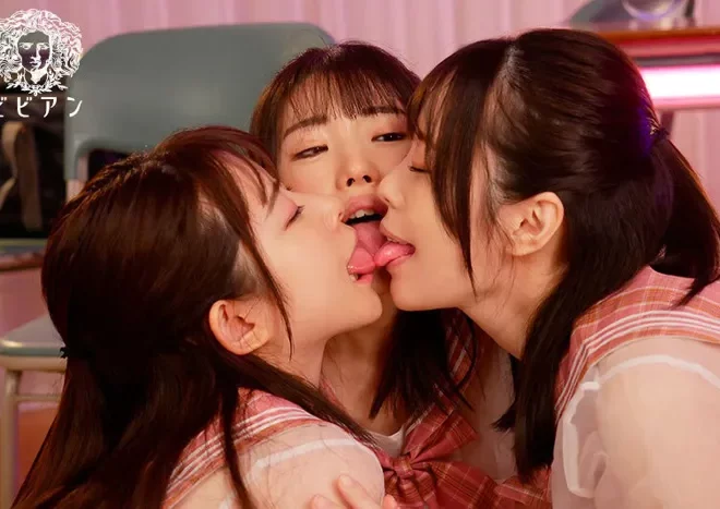 お母さんの尻尾がソファに挟まれて動けず、息子に助けを求める！