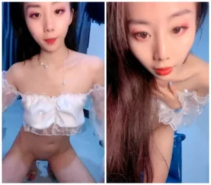 純白のスカート新人美女！絶品細身の美脚！内緒のお二人でのライブ配信