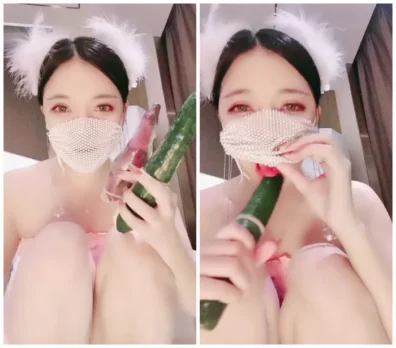 透明なマスクと可愛らしい美女が鏡での自慰に熱中！リアルタイム配信で披露する黄瓜へのこだわり