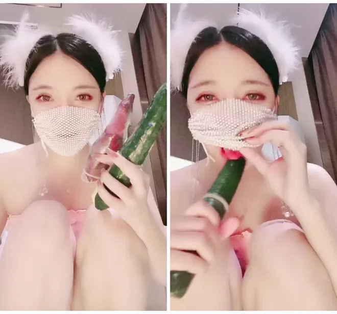 透明なマスクと可愛らしい美女が鏡での自慰に熱中！リアルタイム配信で披露する黄瓜へのこだわり