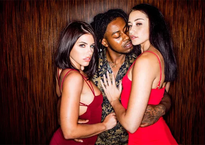 二人とも太腿がふっくらしたくて履けるようなタイトスカート、美女たちの激しい動きを生配信