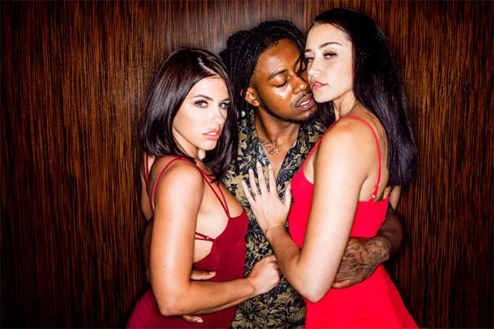 二人とも太腿がふっくらしたくて履けるようなタイトスカート、美女たちの激しい動きを生配信