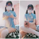 双馬尾メガネマスク小娘！美白美脚超可愛らしい！無毛ボディ巨尻、後ろからハロップして顔からのり、上下動が激しい。