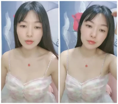 超絶美肌の御姐が魅せるライブ配信！ゆっくり脱ぎながら、白くふわふわな胸と、椅子に膝をついてくっきりした太ももを披露！