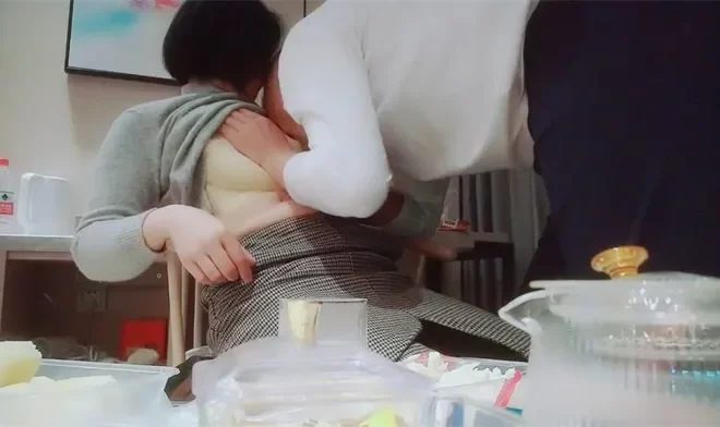 泡良ダーリン，おじさん本当に人妻カット機！優良家庭の彼氏が浮気を狙う、ホテリーーバーで連続全暴露ソリッド放送！