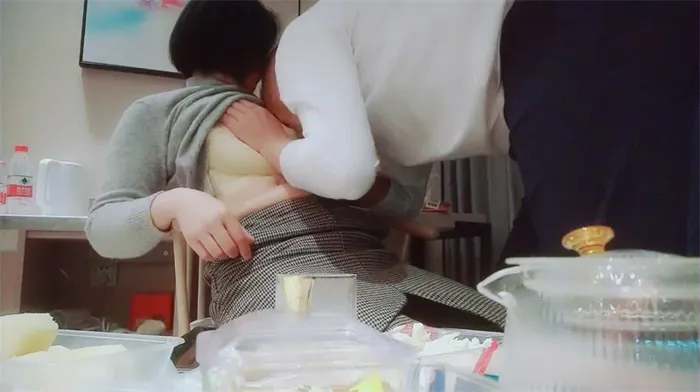 泡良ダーリン，おじさん本当に人妻カット機！優良家庭の彼氏が浮気を狙う、ホテリーーバーで連続全暴露ソリッド放送！