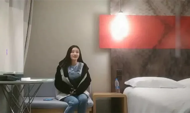 清らかな雰囲気を持つ内気な小娘が、レトロな吊り目ん裙を身にまとい楚々としてとてもかわいい！【ライブ配信】