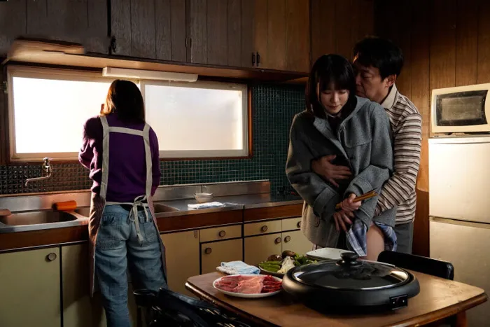 [日本語字幕] 若手女優の痴漢が母と再婚毎日中出し体験