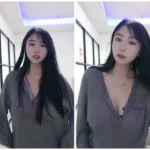 デリケートで魅力的な美女が自慢の巨乳を揉み解く、ピンク色の乳た輪特写と優雅なバストレーニング