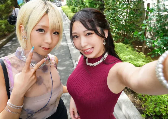 二人の美しい小さな美女たちによる魅惑的なライブ配信ショー