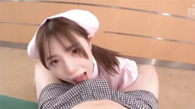 純情小護士・反差小護士！巨乳看板娘が病棟で待機中～患者様を喜ばせ変装連発！