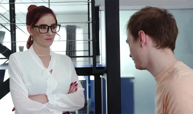 息子が大変な労働をしている、高品格のママ制服と黒ずくまりのタイツを着た娘の状況で4Kハイクオリティに。彼へのボディタッチや乳首の刺激で疲労を癒し、エロティックな雰囲気を高めていく。