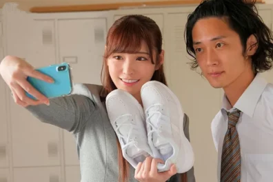 婚約指輪を手にした新米女教師が目の前で犯される【驚きの現場】