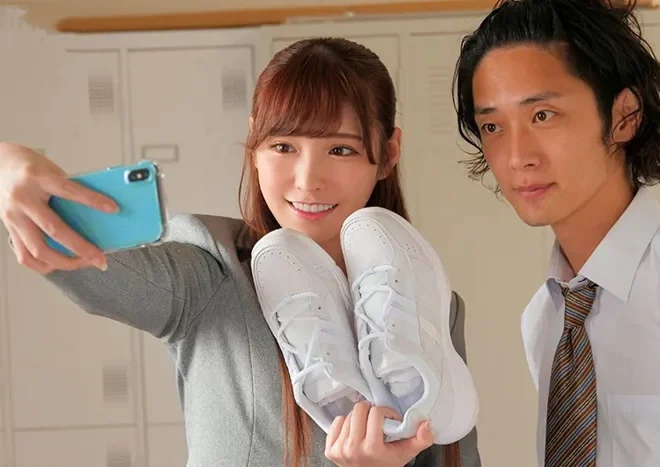 婚約指輪を手にした新米女教師が目の前で犯される【驚きの現場】