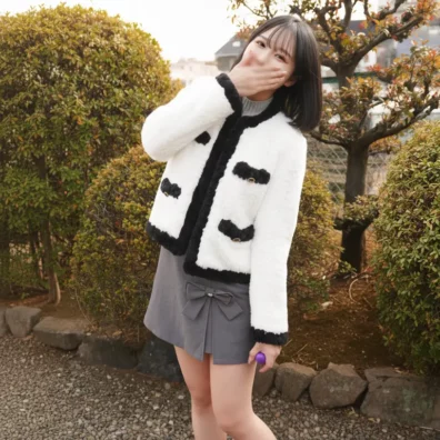 ら大興奮。おじチンピストンで潮吹き連発して痙攣。アイ液溢れた敏感マンコにたっぷり中出し。
(HD1080P) (FC2 PPV 4877055)